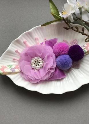 Повязочка фиолетовая с цветком и помпонами4 фото