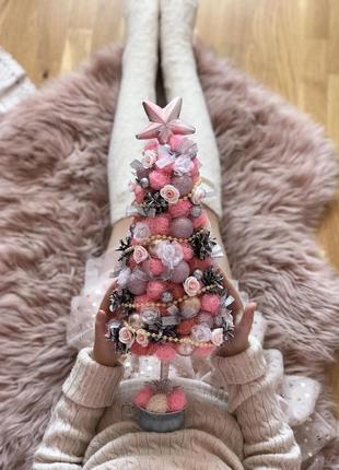 Елка декоравтивна розовых цветах.