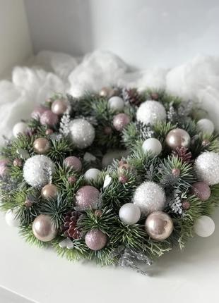 Рождественский венок бело-пудровых цветах 41 см6 фото