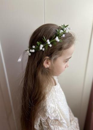Венок с маленькими цветами для первого причастия и невесте.