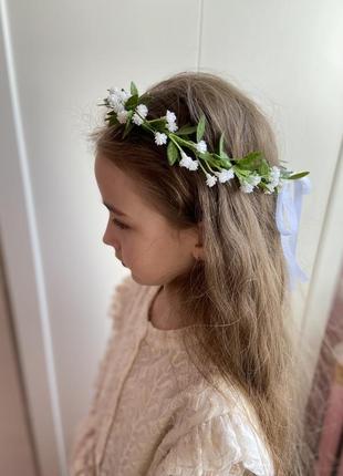 Венок с маленькими цветами для первого причастия и невесте.
