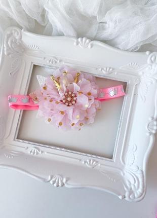 Повязочка квіточка з короною ніжно рожева1 фото