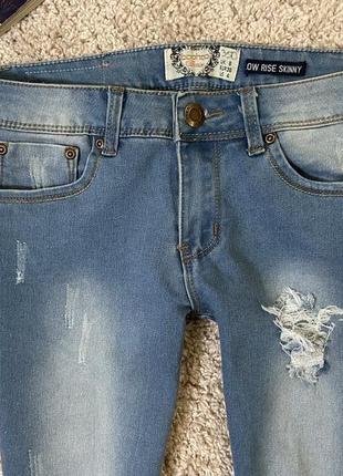 Актуальные джинсы скинни рваные No373 фото