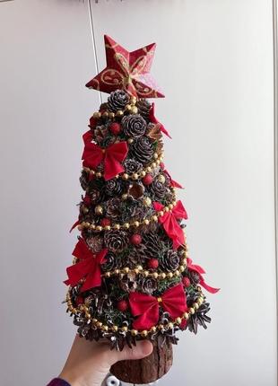 Красная новогодняя эко-елочка. красная рождественская эко-елочка