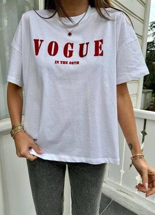 Базовая футболка с бархатным принтом надписью vogue2 фото