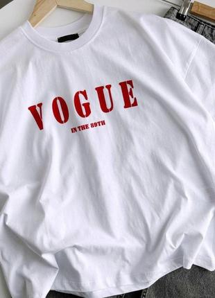 Базовая футболка с бархатным принтом надписью vogue3 фото