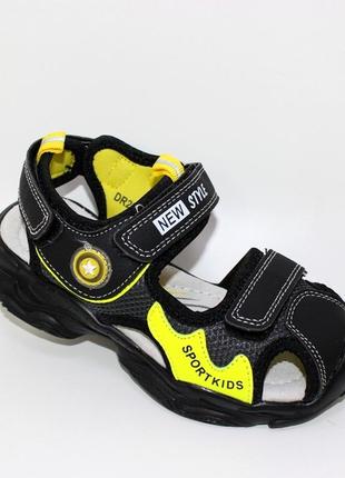 Детские черно-желтые летние сандалии на липучках для мальчика с закрытым носком, светящаяся обувь на лето1 фото