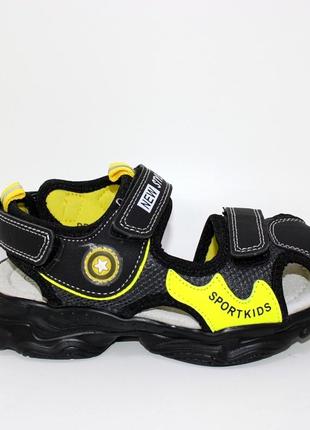Детские черно-желтые летние сандалии на липучках для мальчика с закрытым носком, светящаяся обувь на лето7 фото