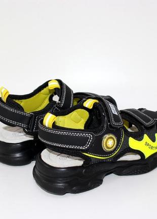 Детские черно-желтые летние сандалии на липучках для мальчика с закрытым носком, светящаяся обувь на лето3 фото