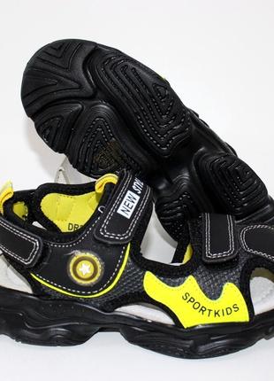 Детские черно-желтые летние сандалии на липучках для мальчика с закрытым носком, светящаяся обувь на лето5 фото