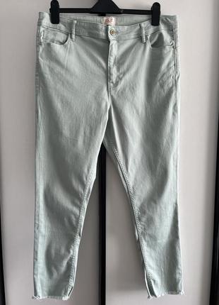 Стрейчевые джинсы скинни с необработанным низом1 фото