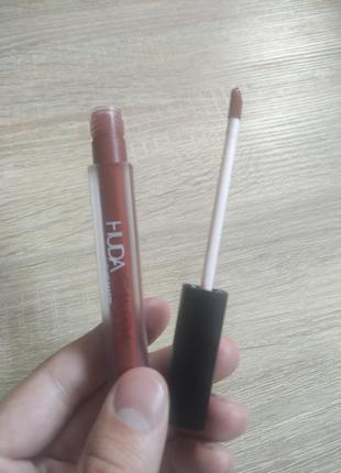 Рідка матова помада huda beauty liquid matte1 фото