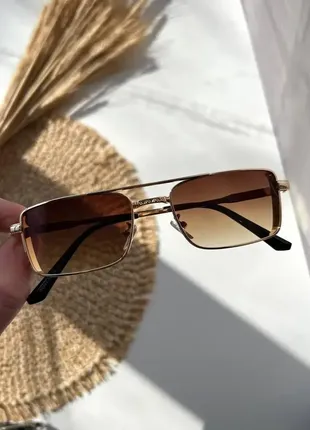 Жіночі прямокутні сонцезахисні окуляри в металевій оправі у кольорах