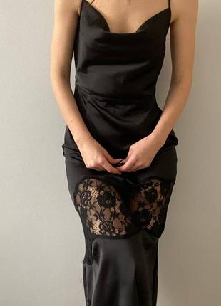 Красивое платье черная с вставками гепюра, атласное платье с красивыми вставками гепюра