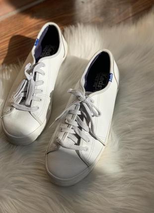 Белоснежные базовые кеды от keds