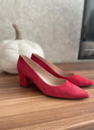 Продам красные замшевые туфли 520