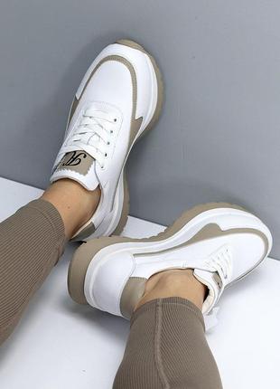 Стильные белые повседневные кожаные кроссовки натуральная кожа с бежевой вставкой 209636 фото