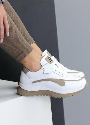Стильные белые повседневные кожаные кроссовки натуральная кожа с бежевой вставкой 209637 фото