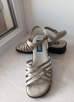 Жіночі босоніжки верх та устілка натуральна шкіра бренду clarks uk 5 eur 385 фото