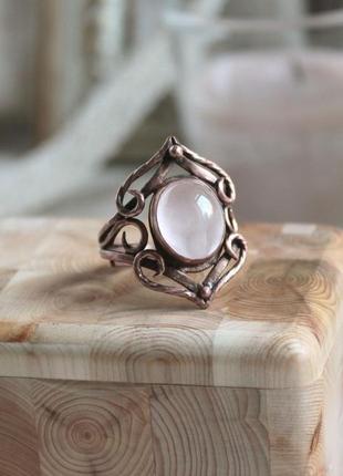 Медное кольцо с розовым кварцем3 фото