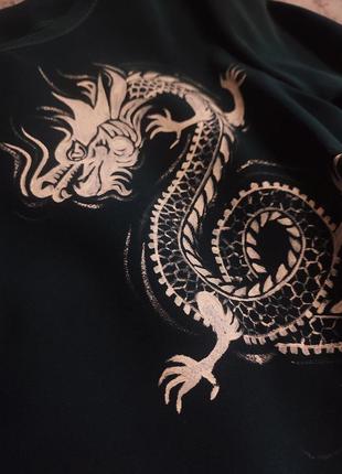 Праздничное приталенное платье с драконом4 фото