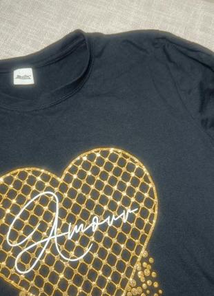 Футболка женская с золотым сердцем. черная футболка с принтом2 фото