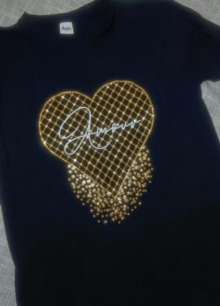 Футболка женская с золотым сердцем. черная футболка с принтом3 фото