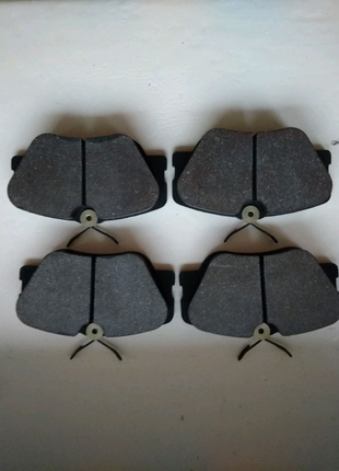 Колодки гальмівні передні mercedes 124, 190, e-class / peugeot 20