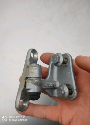 Петля двері верхня зад права mercedes w245 b200 180 a1697300237