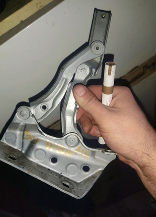 Петля капота ліва mercedes w245 b200 b180 2005 a1698800328 шрот