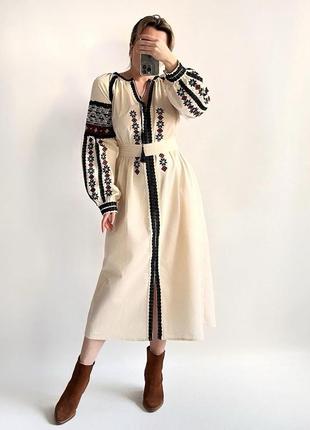 Элегантное льняное платье вышиванка в украинском стиле