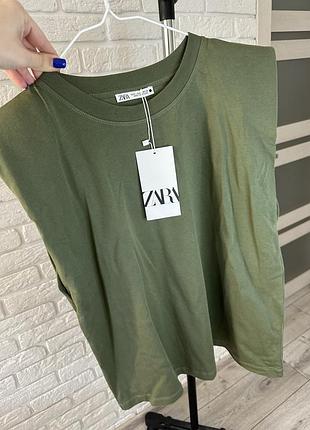 Топ с подплечниками zara