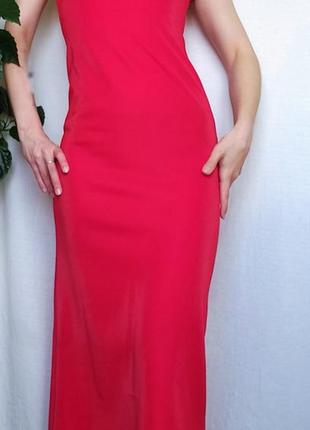 Красное длинное вечернее платье со шлицой