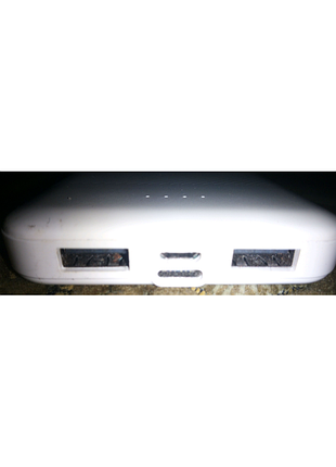 Повербанк на 8000 мампер 
має два виходи usb.
і вхід micro usb