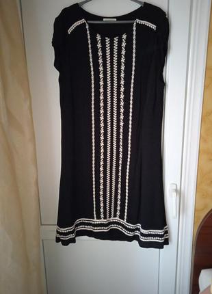 Вишукане плаття з вишивкою