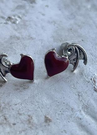 Оригинальные серьги сердце вампира