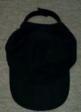 Чорна кепка з окружністю 55-61 см 
висилаю п