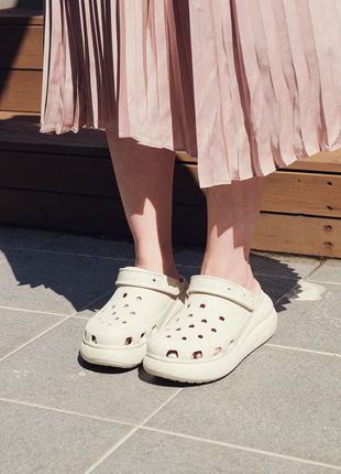 Сабо на высокой платформе crocs classic crush (bone/молочные)6 фото