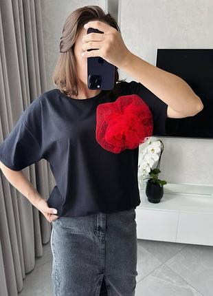 Стильная футболка с цветком
