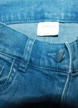 Крутые джинсы со стразиками фирмы f&f на 8-9 лет. но можно носить и с 7 лет.2 фото
