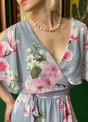 Легкое летнее длинное серое платье с цветами сакурой7 фото