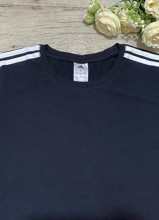 Черная футболка adidas, р.m-l2 фото