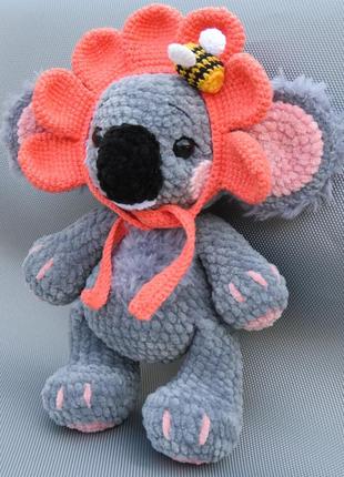 Вязаная игрушка - коала в цветочной повязке
