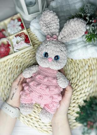 Вʼязана іграшка зайчик/зайченя