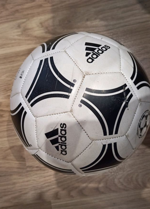 Футбольний м'яч adidas