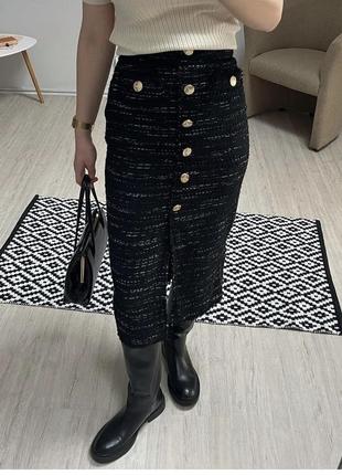 Zara в наличии женская твидовая черная юбка миди макси твид прямая размер xs в наличии zara  с золотой гарнитурой с разрезом спереди5 фото
