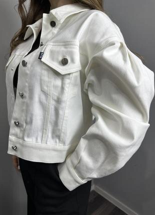 Женская куртка белая джинсовая короткая modna kazka mkkc9028-14 фото