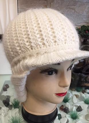 Тепла жіноча шапка-ушанка, в'язана з маленьким козирком5 фото