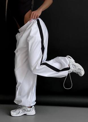 Спортивні штани з плащівки з лампасами карго палаццо чорні білі регулюються знизу трендові стильні