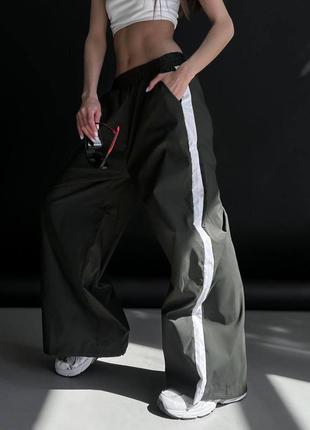 Спортивные штаны из плащевки с лампасами карго палаццо черные белые регулируются снизу трендовые стильные6 фото